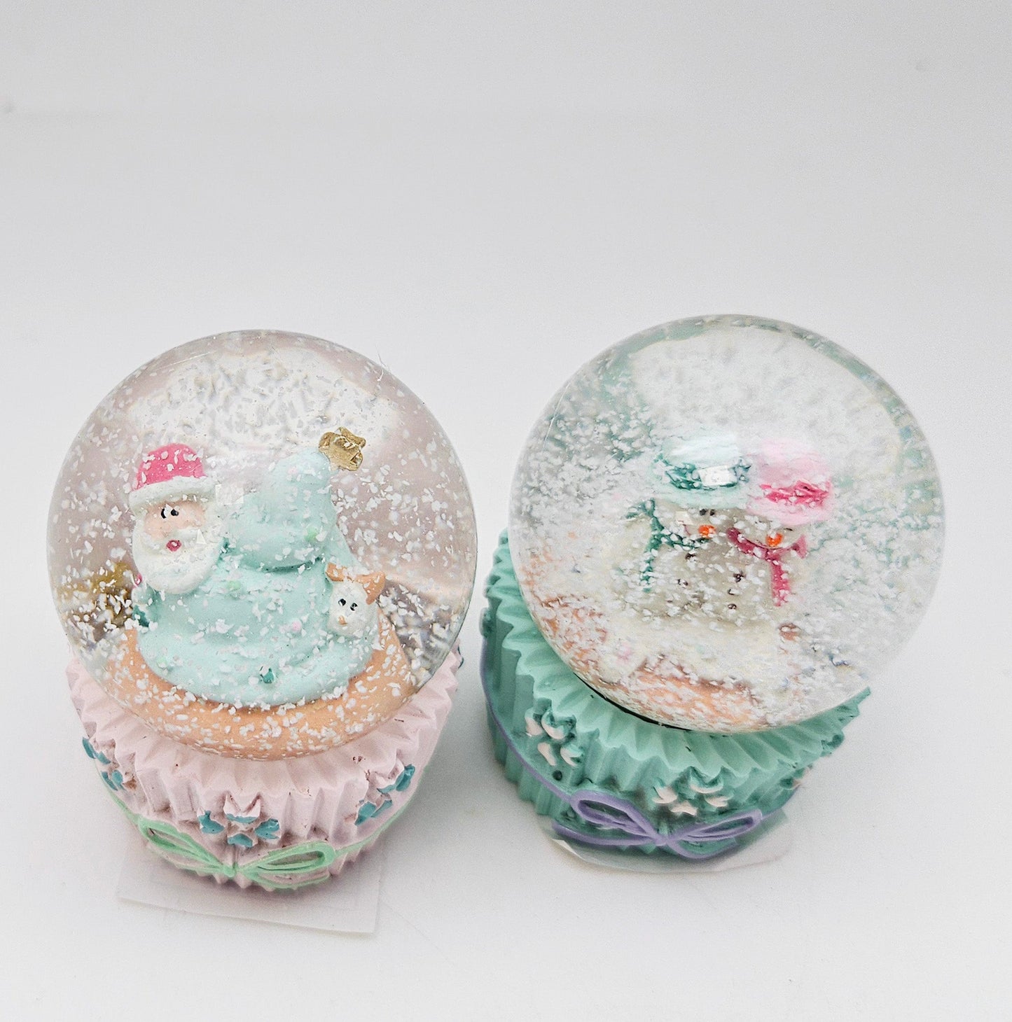 2 Süße Mini - Schneekugeln Weihnachtsmuffin türkis rosal 45mm Durchmesser - Schneekugelhaus