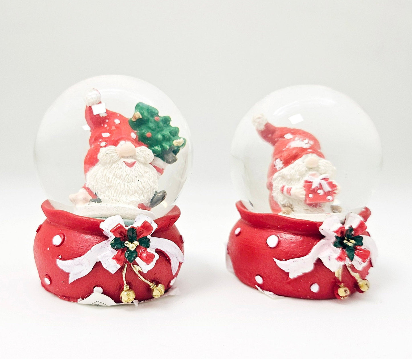 2 Süße Mini - Schneekugeln Weihnachtswichtel rot weiß 45mm Durchmesser - Schneekugelhaus