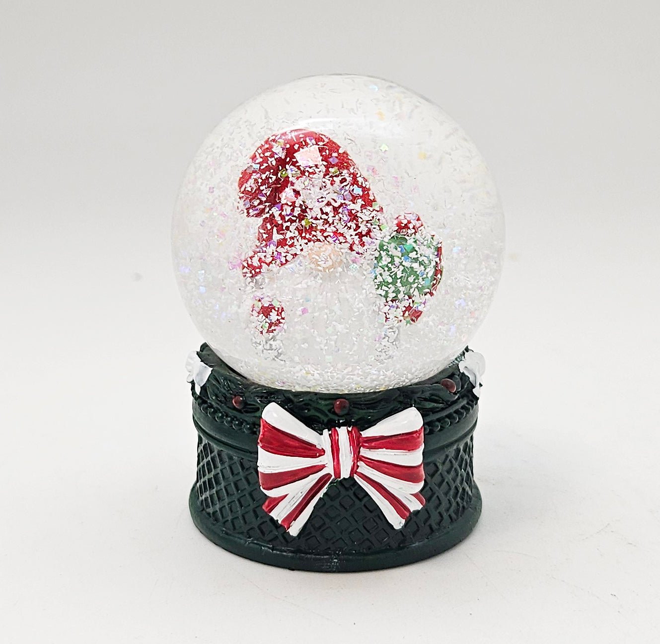 Süße Mini-Schneekugel Weihnachtswichtel Geschenkpaket auf Sockel grün B: 45mm - Schneekugelhaus