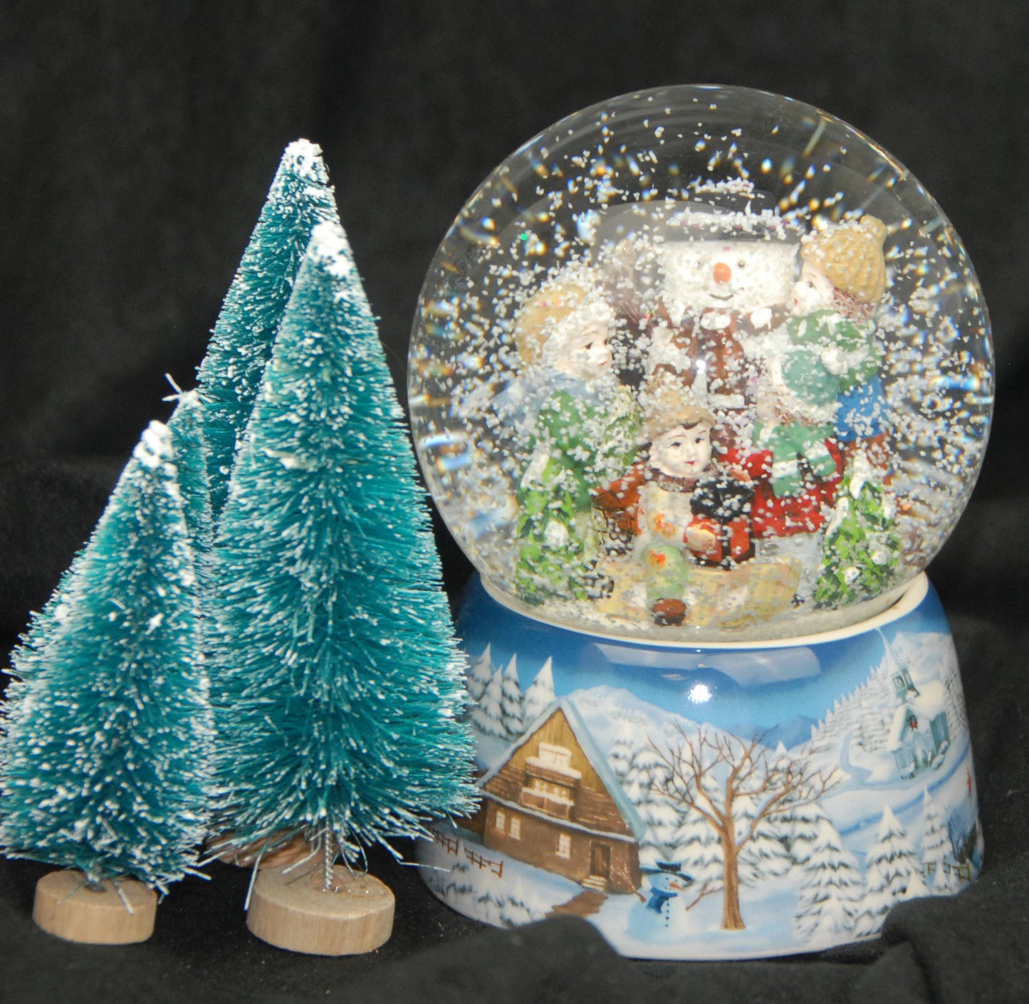 Schneekugel Kinder bauen Schneemann auf Sockel Winterlandschaft mit Spieluhr - Schneekugelhaus