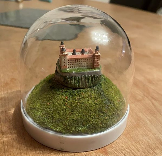 Ein Geburtstagsgeschenk, das Anleihen an einem Event nimmt - Schneekugelhaus