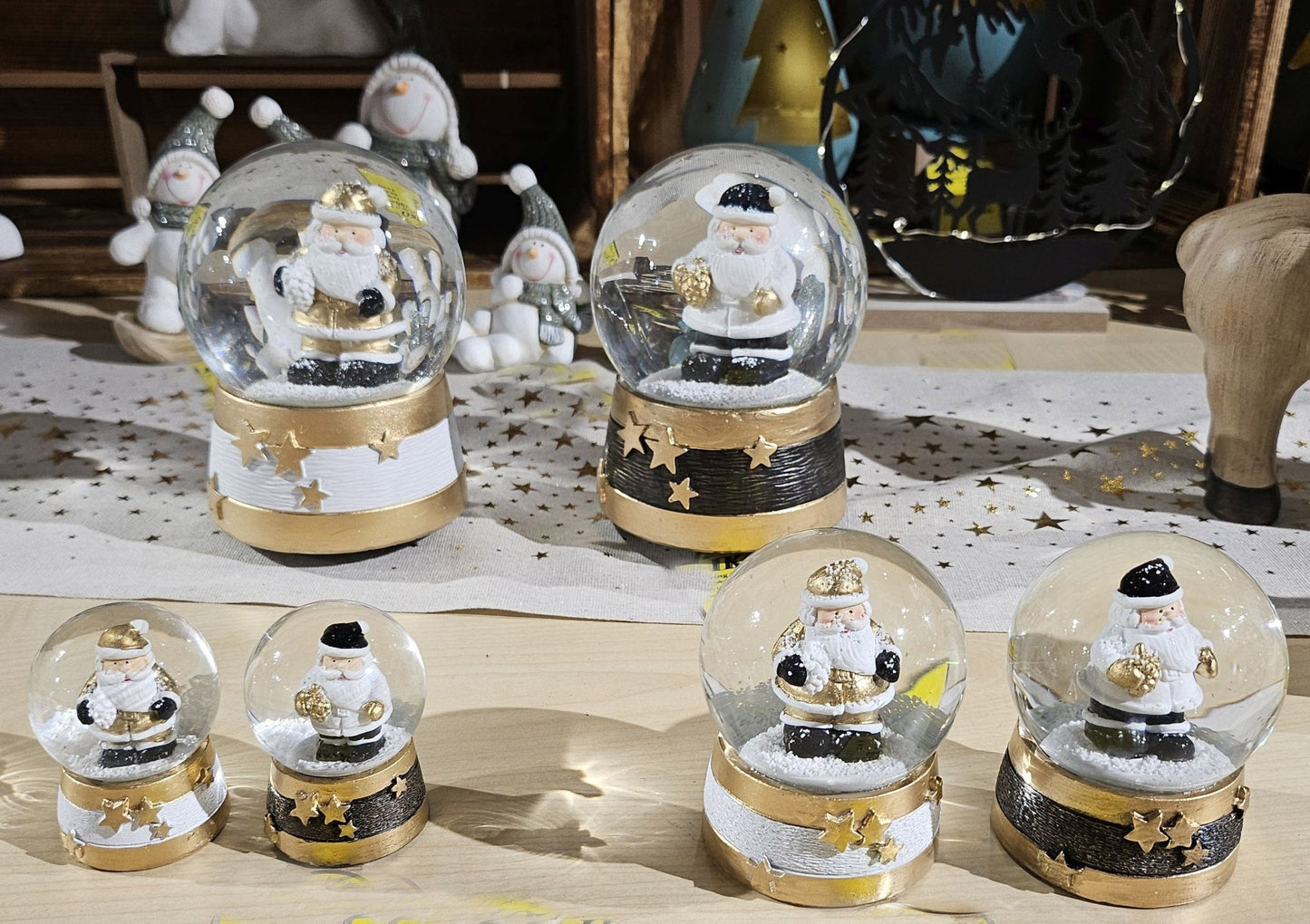 2 moderne Mini - Schneekugeln Weihnachtsmann mit Socke gold schwarz weiß B: 45mm - Schneekugelhaus