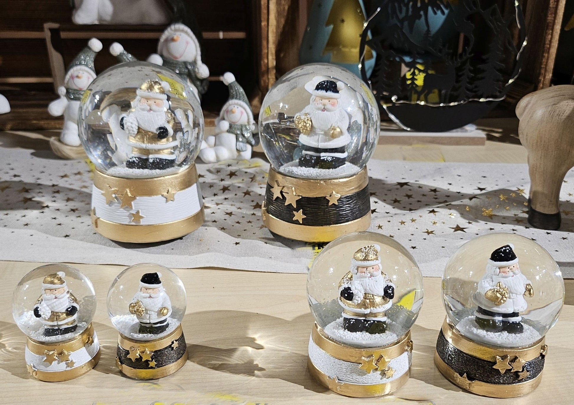 2 moderne Mini - Schneekugeln Weihnachtsmann mit Socke gold schwarz weiß B: 45mm - Schneekugelhaus