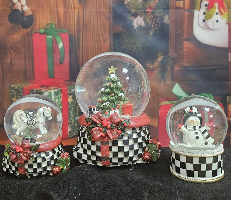 2 stylische Schneekugeln Schaukelpferd Christbaum im Karo-Look 65mm Durchmesser - Schneekugelhaus