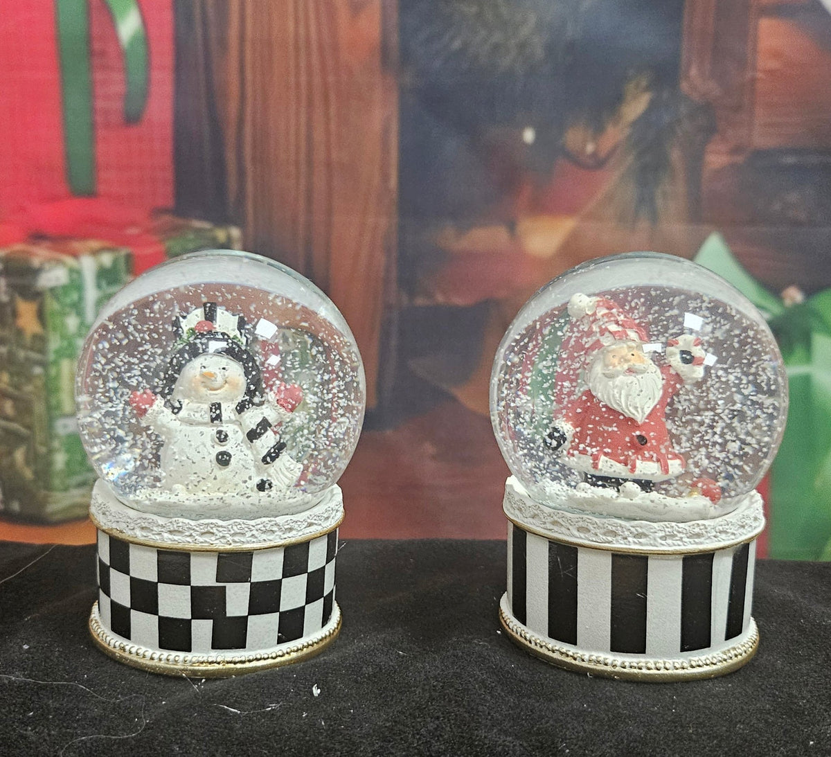 2 stylische Schneekugeln Schneemann Weihnachtsmann im Streifen-Look 65mm Durchmesser - Schneekugelhaus