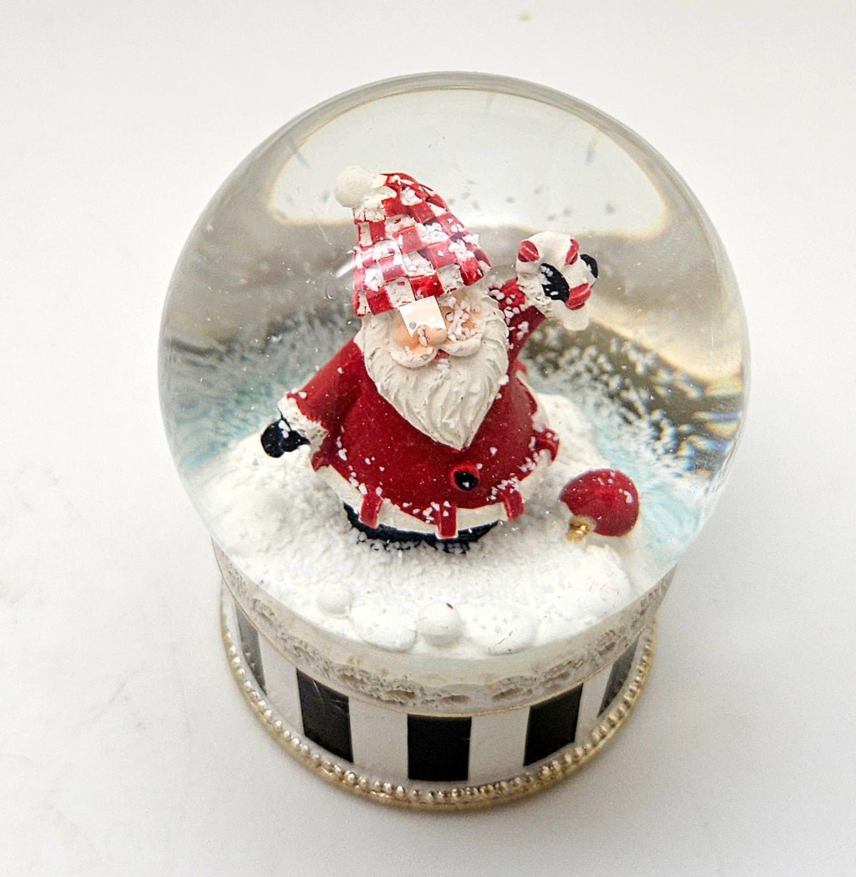 2 stylische Schneekugeln Schneemann Weihnachtsmann im Streifen-Look 65mm Durchmesser - Schneekugelhaus