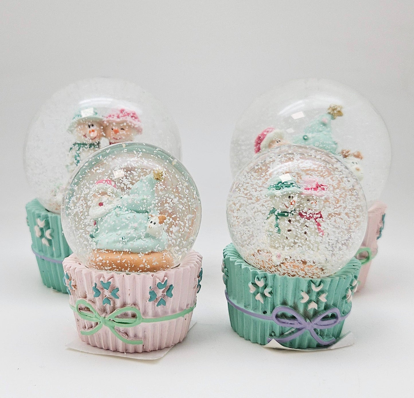 2 Süße Mini - Schneekugeln Weihnachtsmuffin türkis rosal 45mm Durchmesser - Schneekugelhaus