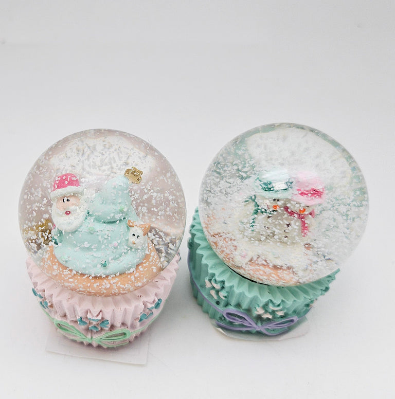 2 Süße Mini - Schneekugeln Weihnachtsmuffin türkis rosal 45mm Durchmesser - Schneekugelhaus