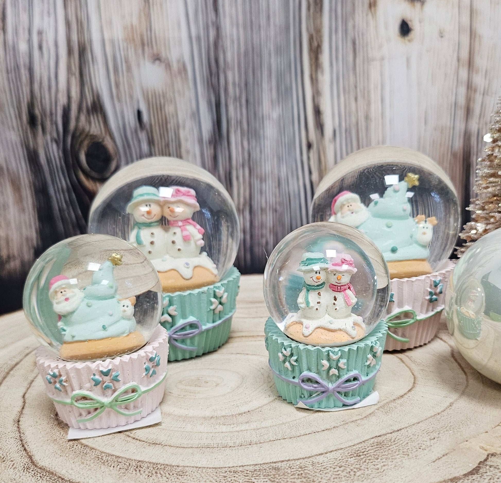 2 Süße Mini - Schneekugeln Weihnachtsmuffin türkis rosal 45mm Durchmesser - Schneekugelhaus
