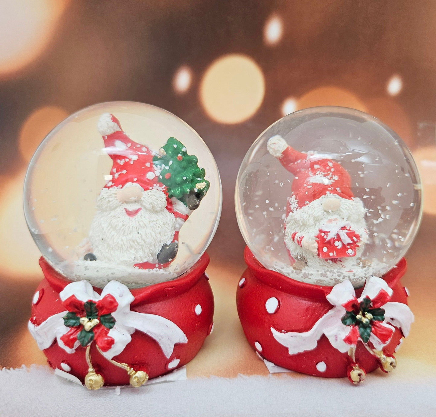 2 Süße Mini - Schneekugeln Weihnachtswichtel rot weiß 45mm Durchmesser - Schneekugelhaus