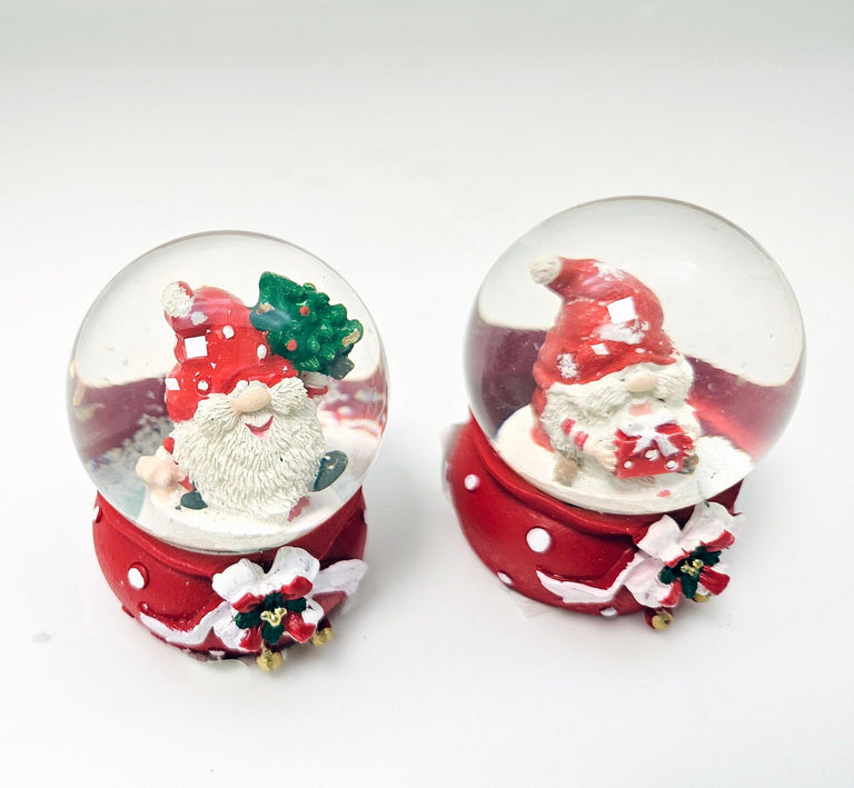2 Süße Mini - Schneekugeln Weihnachtswichtel rot weiß 45mm Durchmesser - Schneekugelhaus