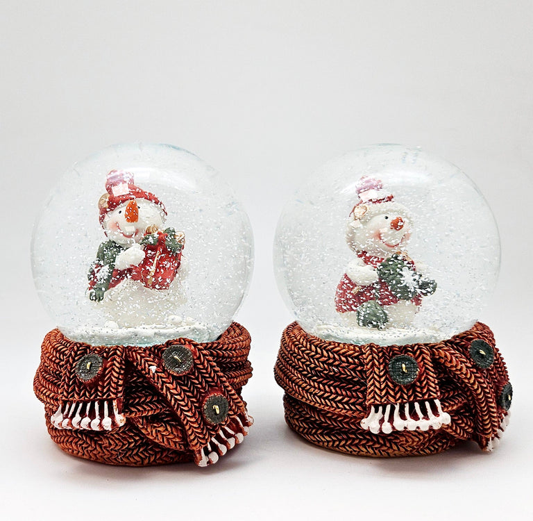 2 Süße Schneekugeln Schneemann Strickschal auf Sockel Winterschal 65 mm Durchmesser - Schneekugelhaus