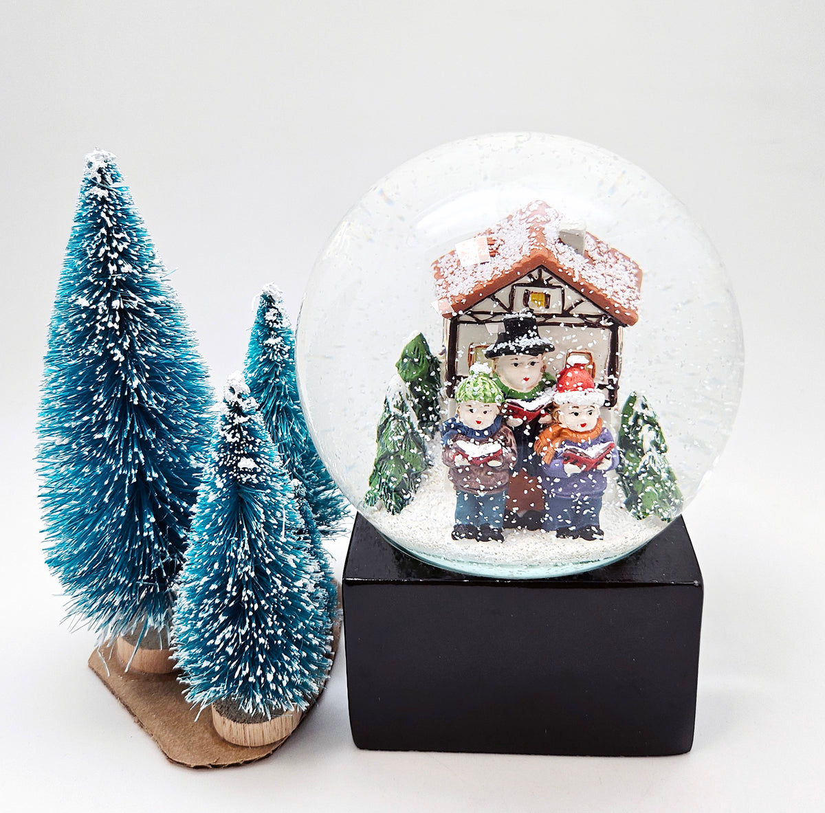 Schneekugel Weihnachtssinger auf Sockel schwarz eckig "PURE-Line" 10 cm Durchmesser
