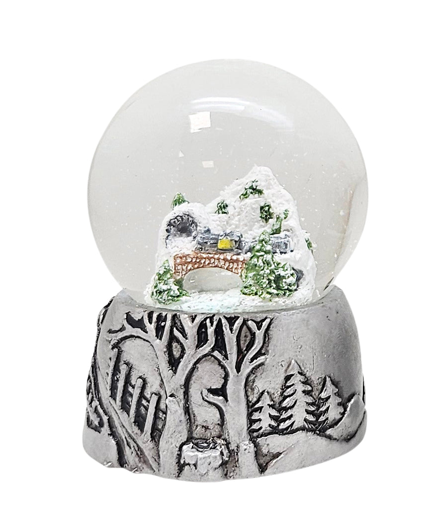 Süße Mini-Schneekugeln Berglandschaft mit Brücke auf Sockel antik silber Landschaft B: 45mm