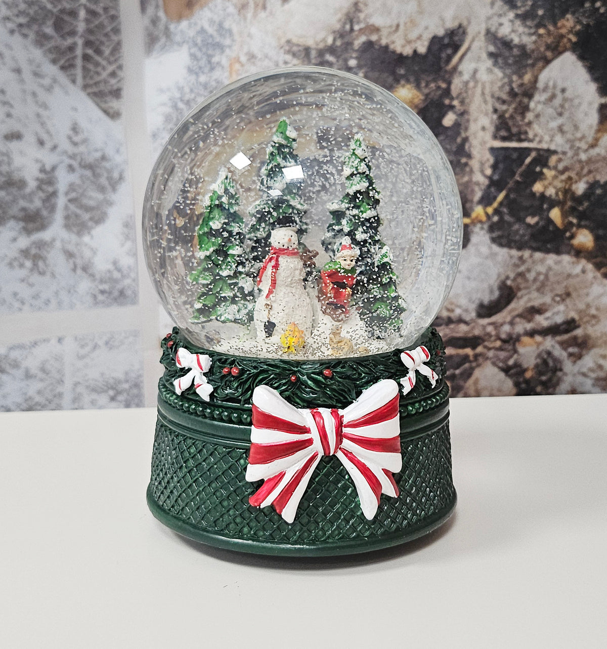 Nostalgische Schneekugel Schneemann steht auf Weihnachtsdekor grün 100 mm Durchmesser mit Spieluhr