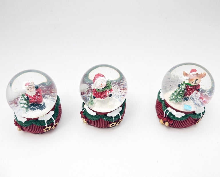 3 Süße Mini - Schneekugeln Weihnachten auf rotem Deko - Sockel 45mm Durchmesser - Schneekugelhaus