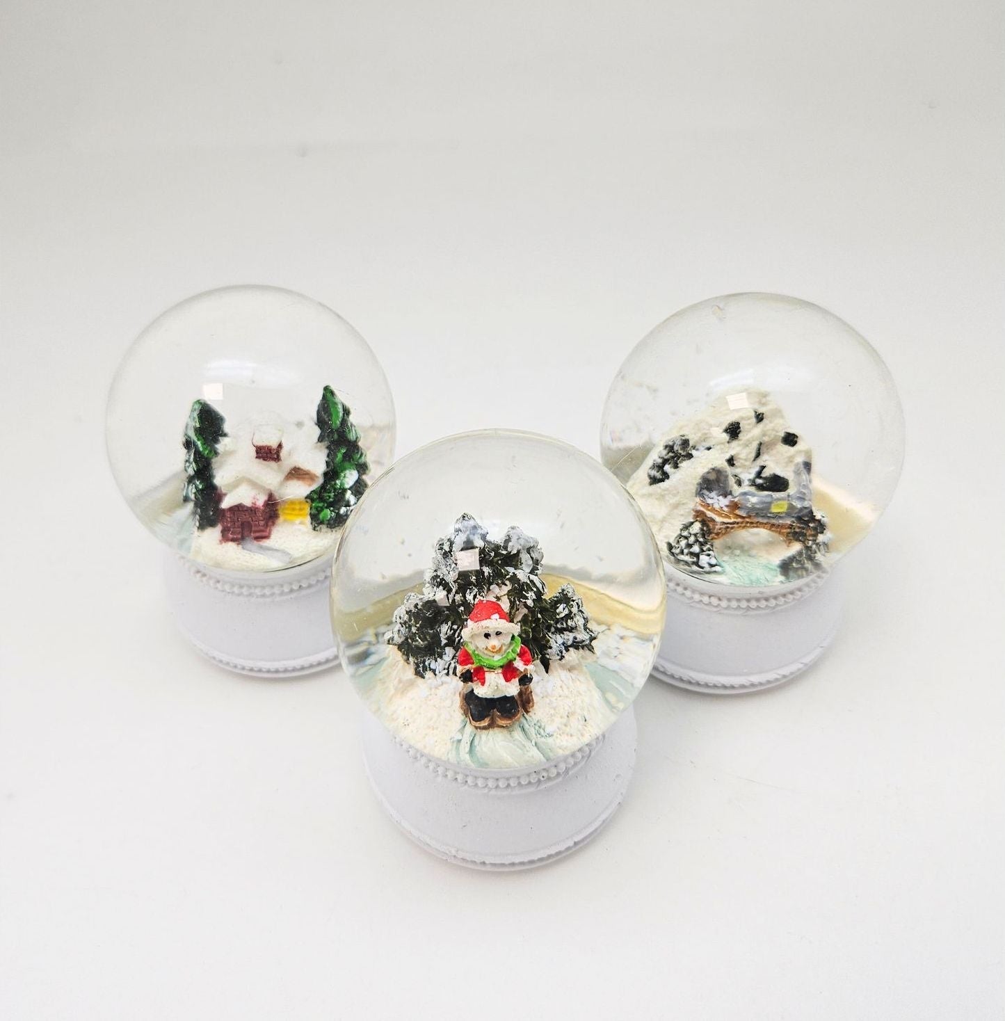 3 süße Mini - Schneekugeln Winter & Weihnacht mit Sockel weiß Nostalgie B: 45mm - Schneekugelhaus
