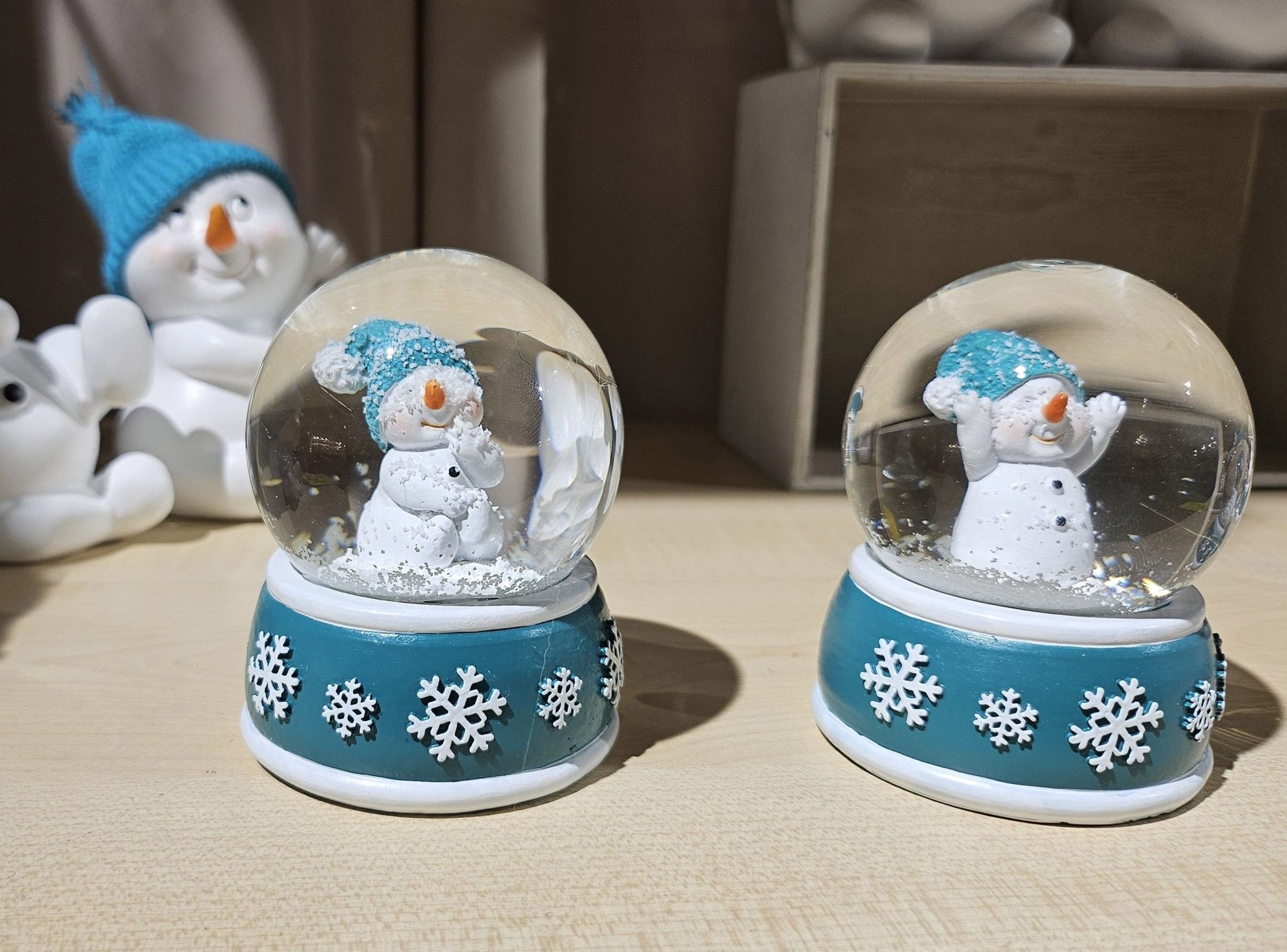 4 süße Mini - Schneekugeln Schneemann mit Sockel türkis weiß Schneeflocke B: 45mm - Schneekugelhaus