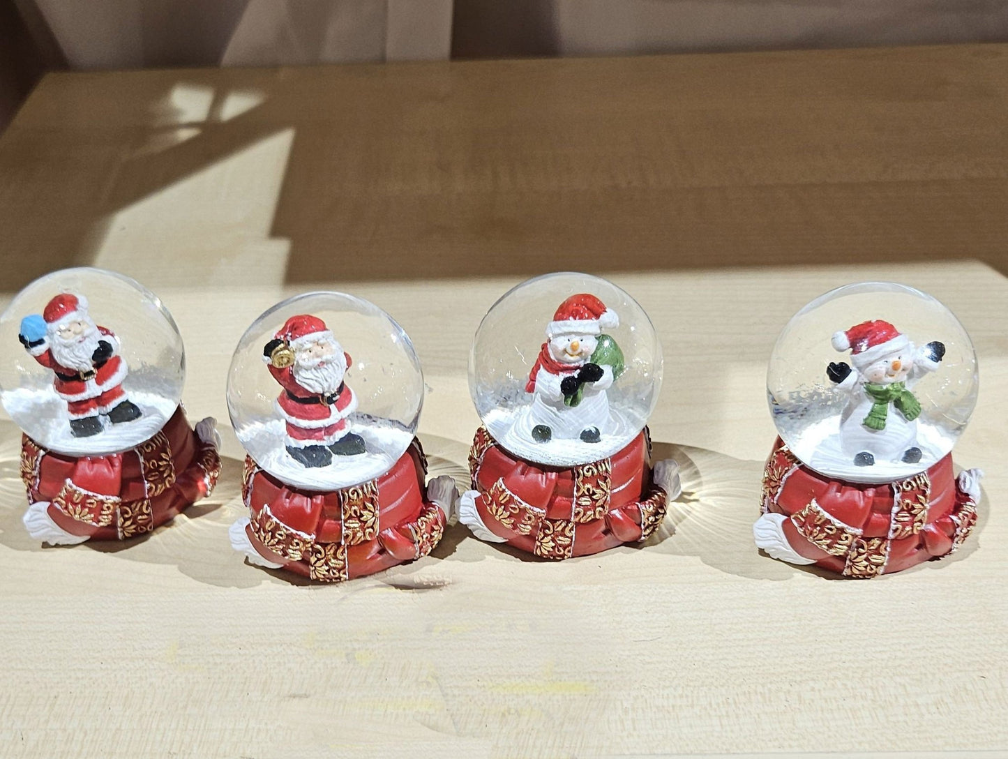 4 süße Mini - Schneekugeln Winter & Weihnacht mit Sockel Winterschal B: 45mm - Schneekugelhaus