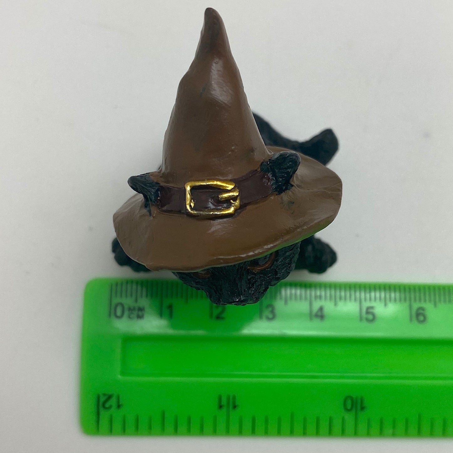 Hexen-Katzen Figur "sitzend mit braunen Hut" - 55 x 75 mm