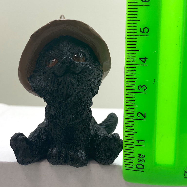 Hexen-Katzen Figur "sitzend mit braunen Hut" - 55 x 75 mm