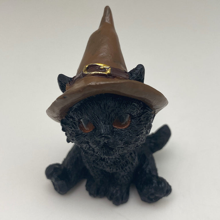Hexen-Katzen Figur "sitzend mit braunen Hut" - 55 x 75 mm