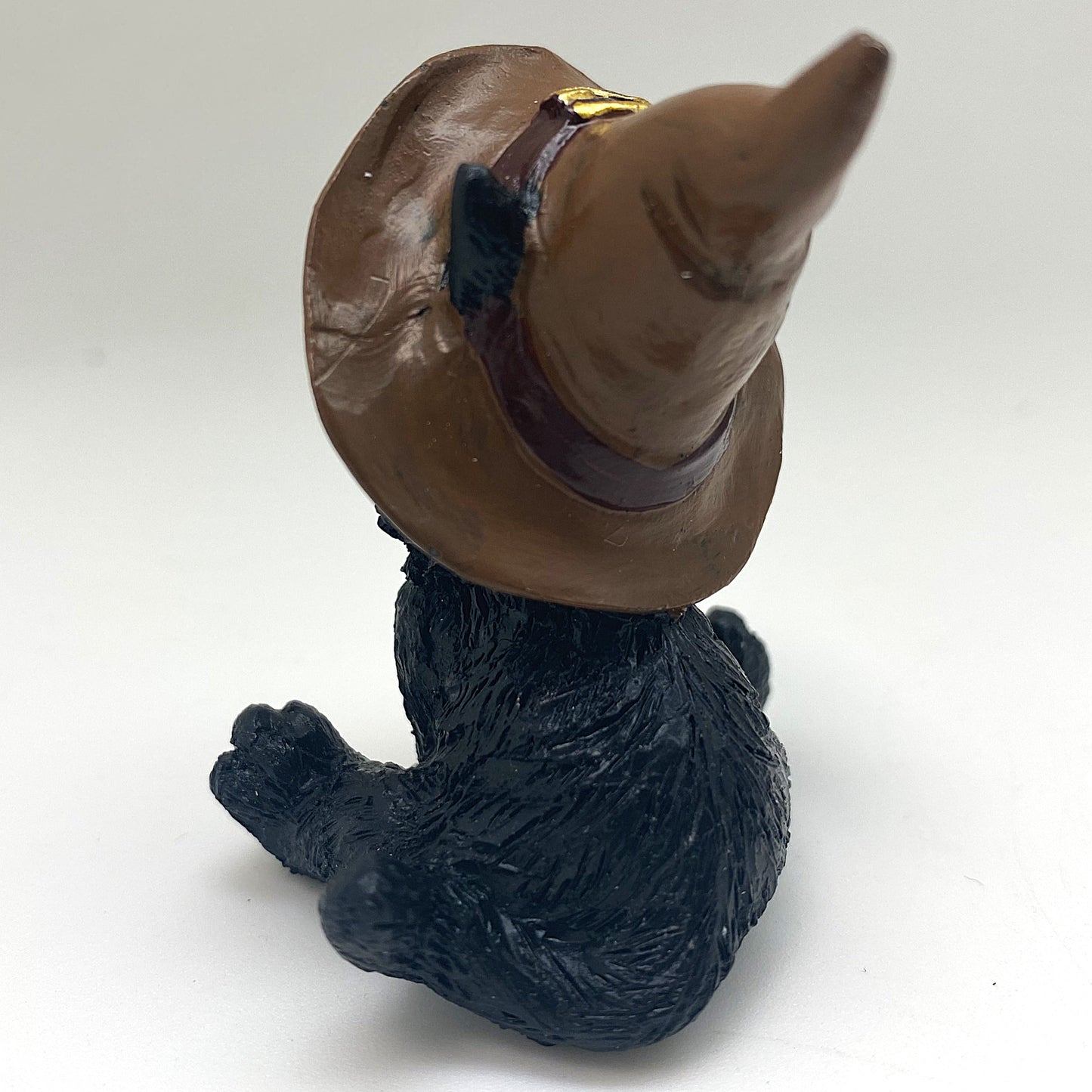 Hexen-Katzen Figur "sitzend mit braunen Hut" - 55 x 75 mm