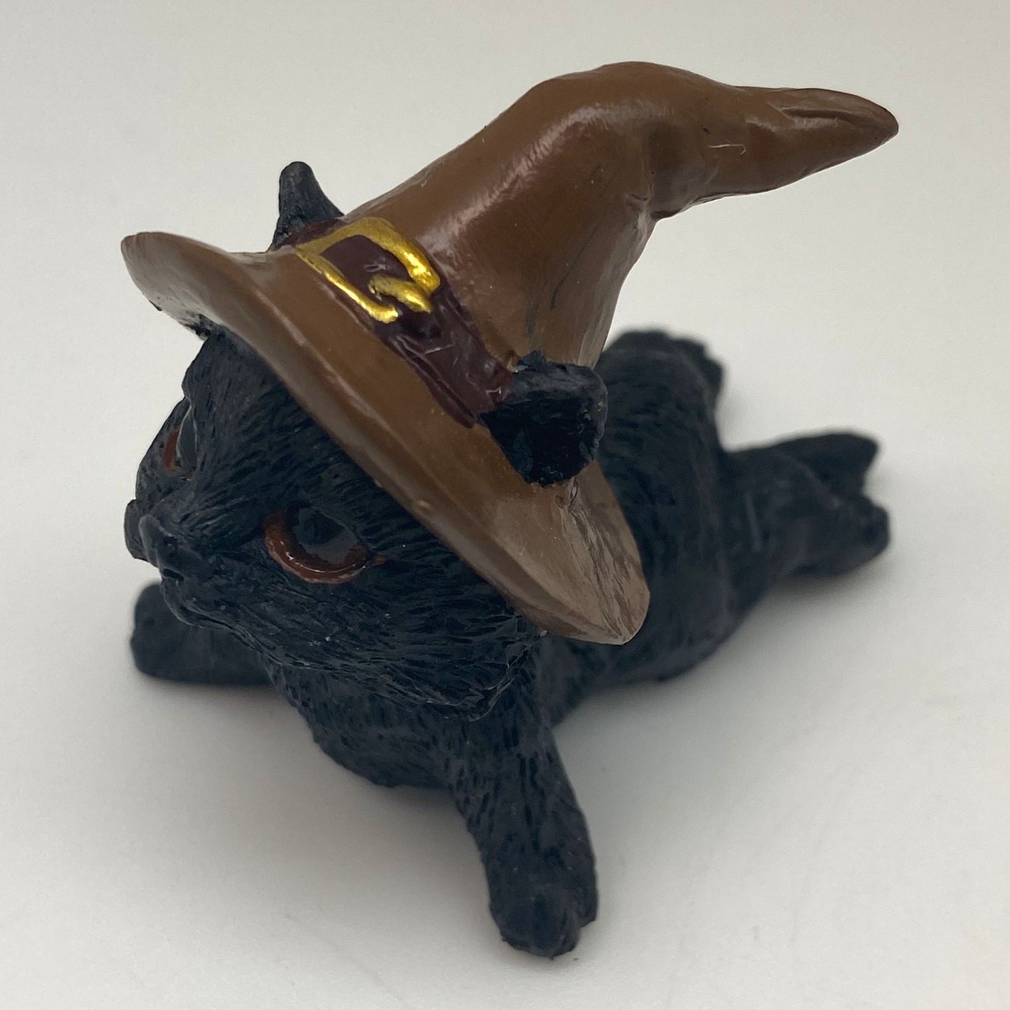 Hexen-Katzen Figur "liegend mit braunen Hut" - 65 x 65 mm