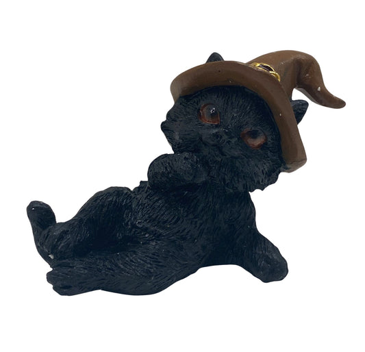 Hexen-Katzen Figur "seitlich liegend mit braunen Hut" - 85 x 55 mm