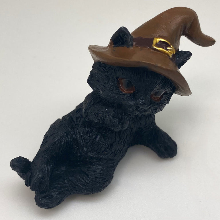 Hexen-Katzen Figur "seitlich liegend mit braunen Hut" - 85 x 55 mm