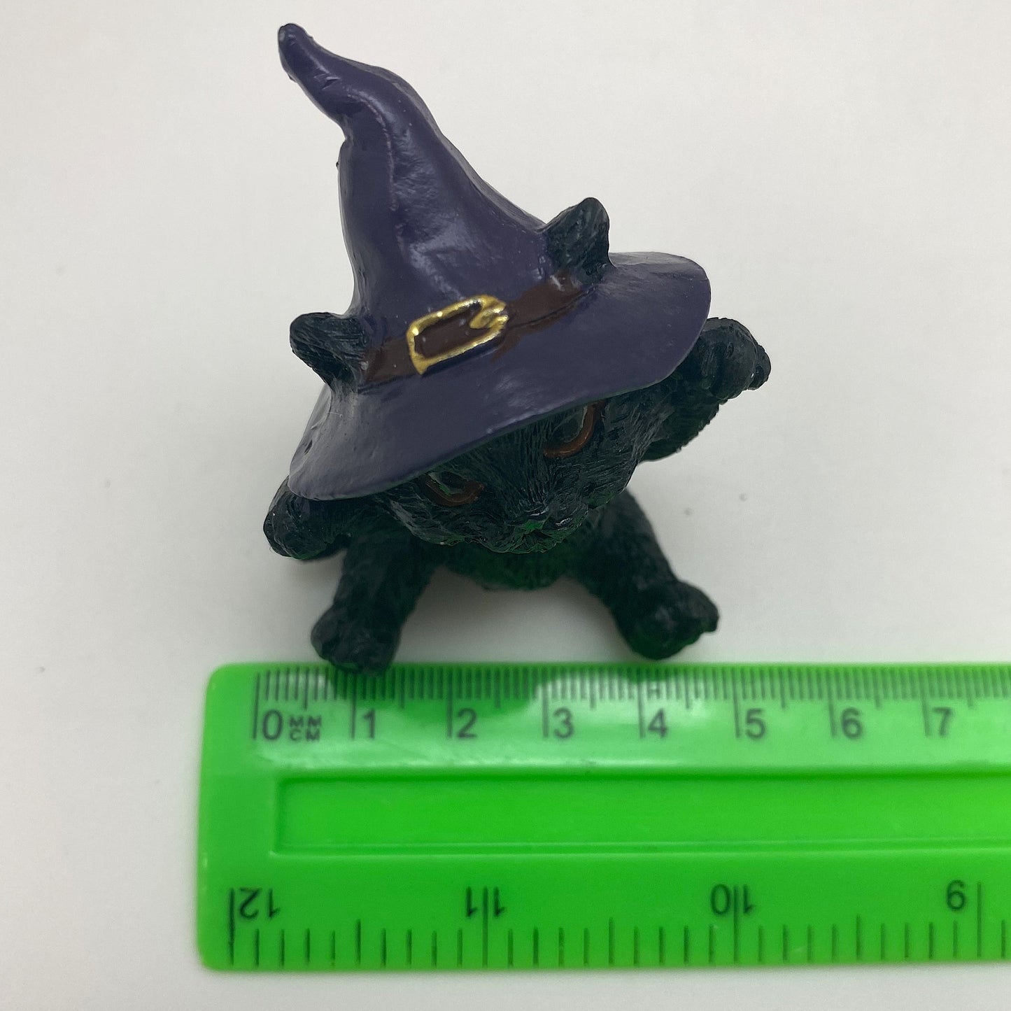 Hexen-Katzen Figur "glücklich mit lila Hut" - 55 x 65 mm