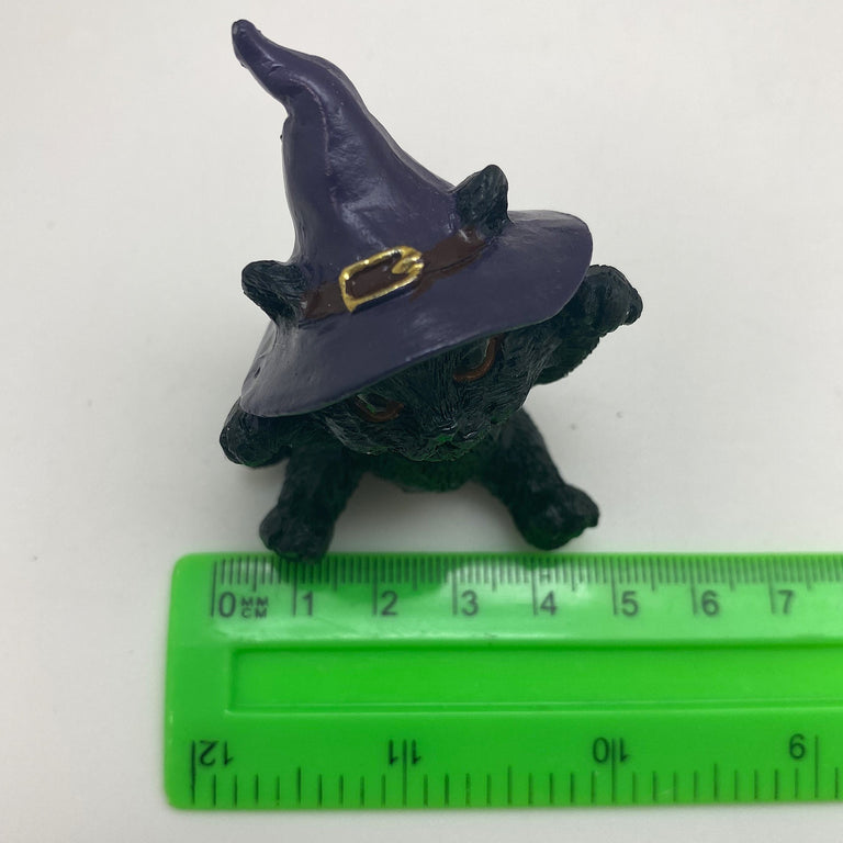 Hexen-Katzen Figur "glücklich mit lila Hut" - 55 x 65 mm