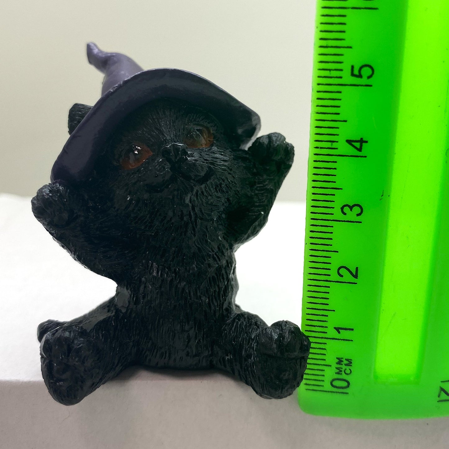 Hexen-Katzen Figur "glücklich mit lila Hut" - 55 x 65 mm