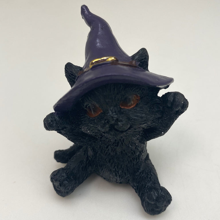 Hexen-Katzen Figur "glücklich mit lila Hut" - 55 x 65 mm