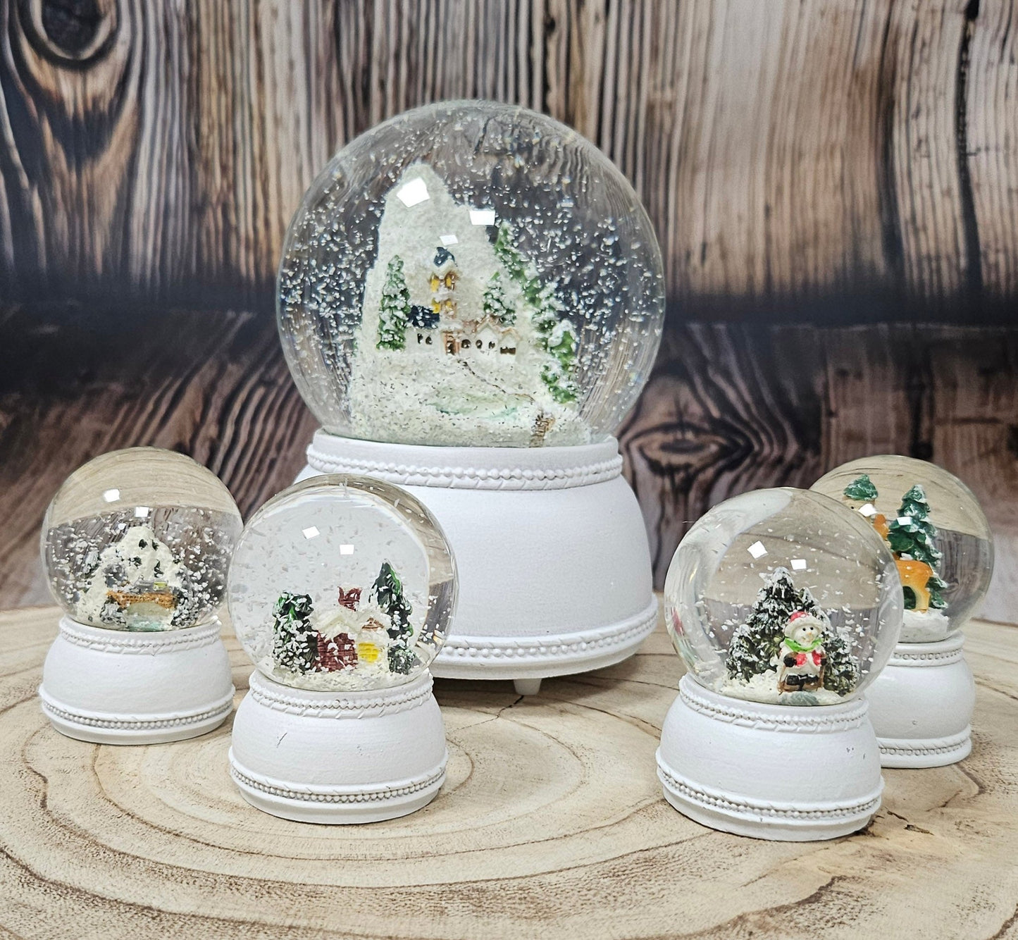 Dekopaket - Bergdorf weiß Nostalgie mit 4 Schneekugeln in mehreren Größen - Schneekugelhaus