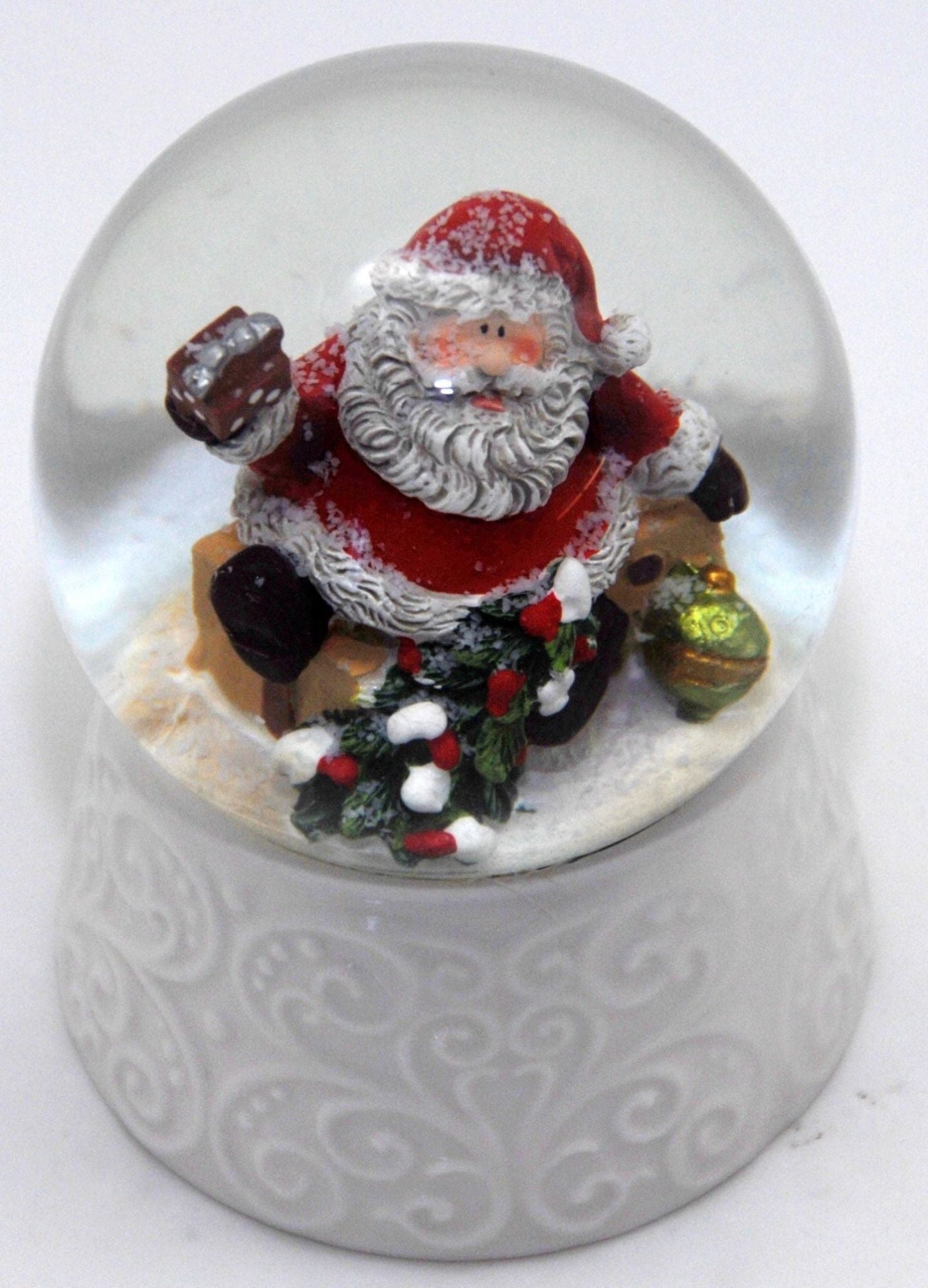 Edle Schneekugel Santa auf Porzellansockel weiß Ornamente - 65mm Durchmesser - Schneekugelhaus