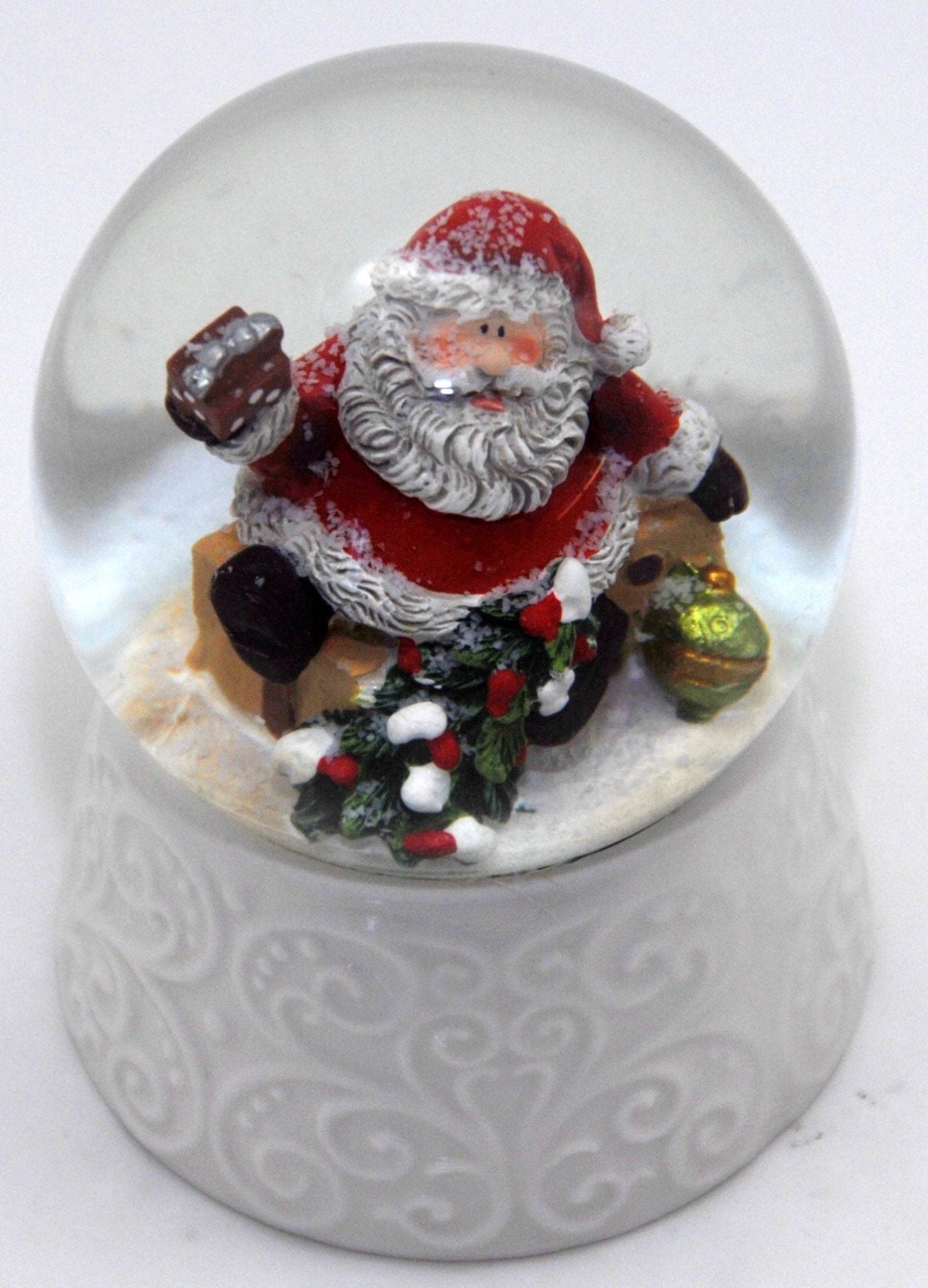 Edle Schneekugel Santa auf Porzellansockel weiß Ornamente - 65mm Durchmesser - Schneekugelhaus
