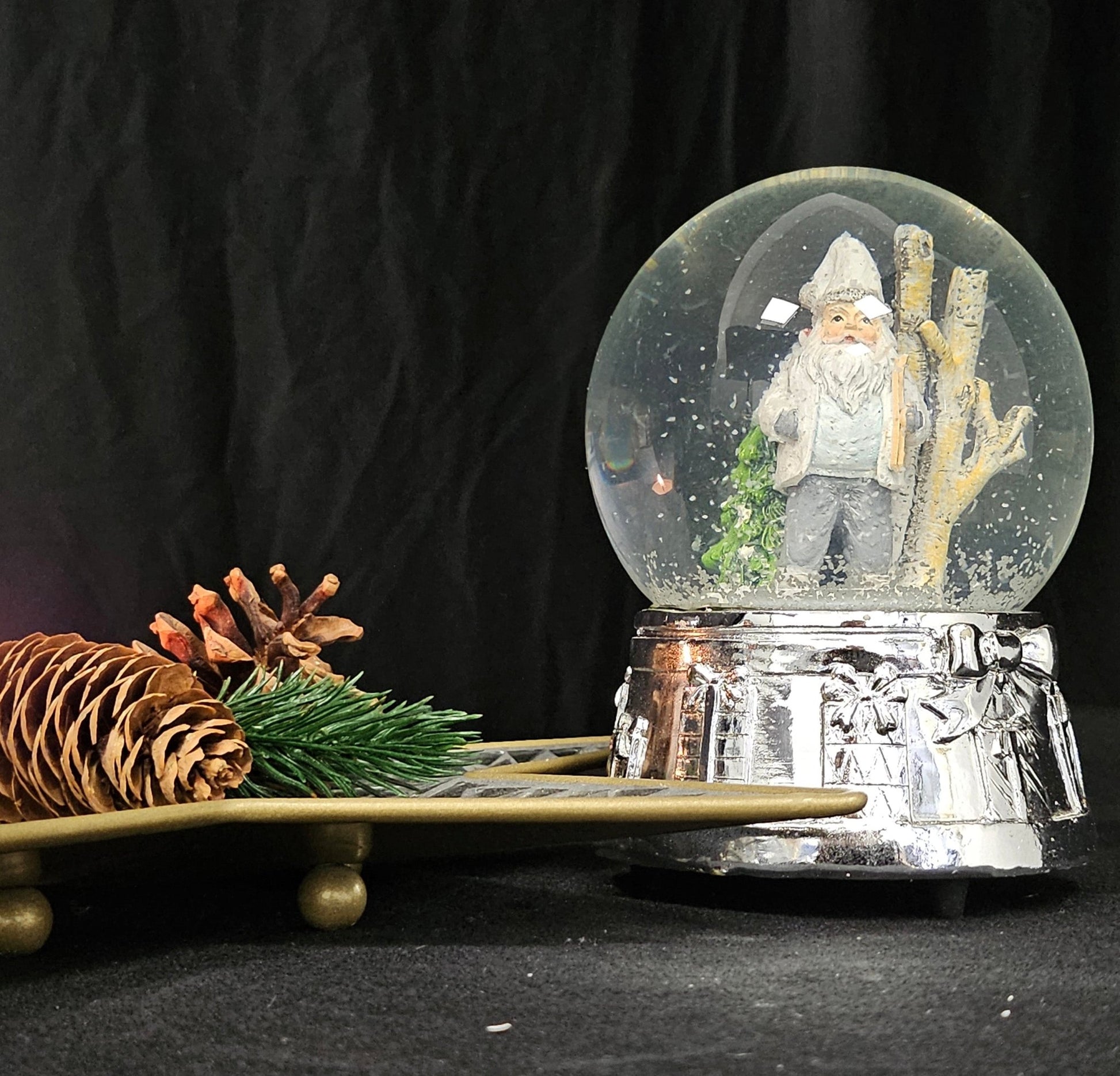 Edle Schneekugel Santa weiß Skier mit Silber-Sockel Geschenkschleife und Spieluhr 100 mm Durchmesser - Schneekugelhaus