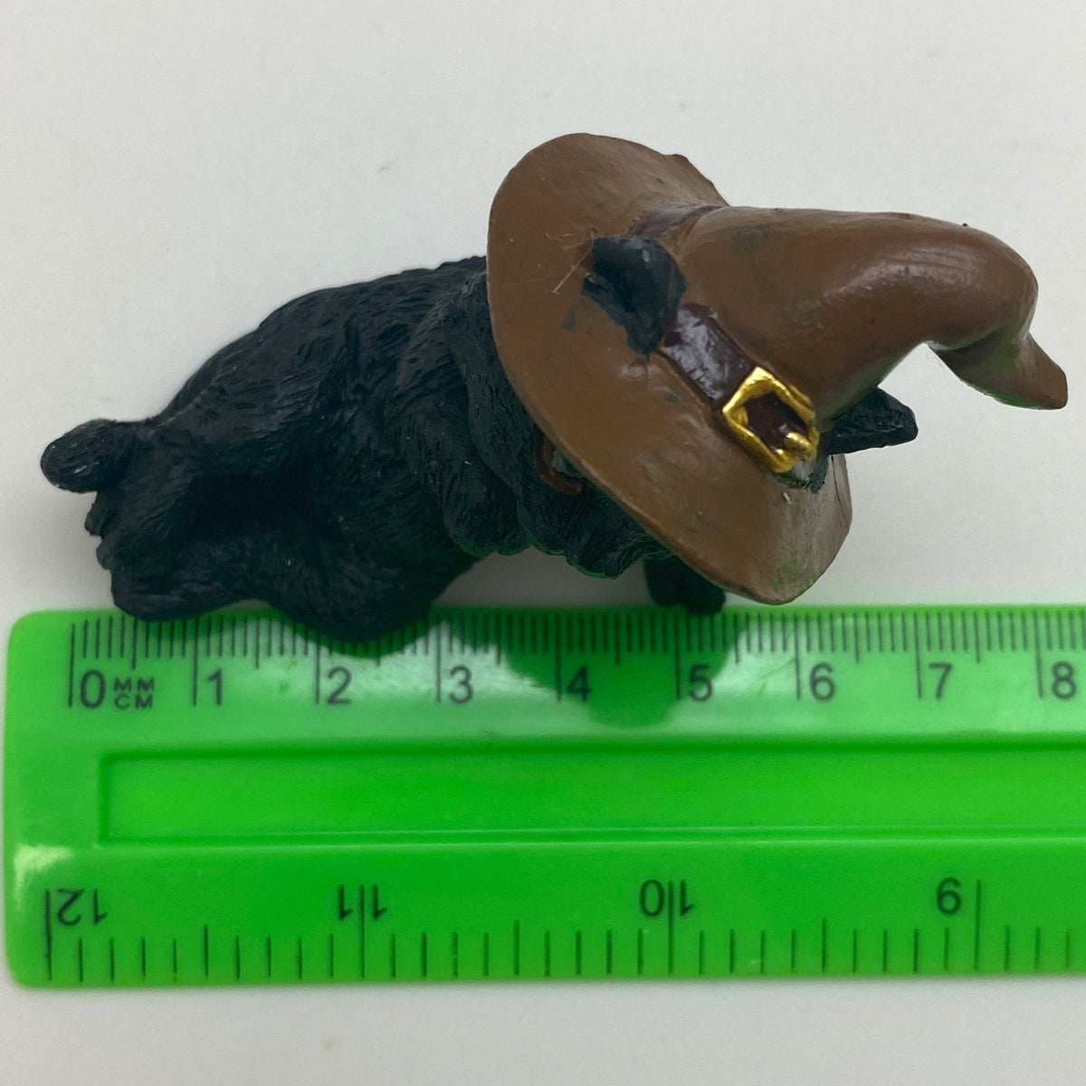 Hexen-Katzen Figur "seitlich liegend mit braunen Hut" - 85 x 55 mm - Schneekugelhaus
