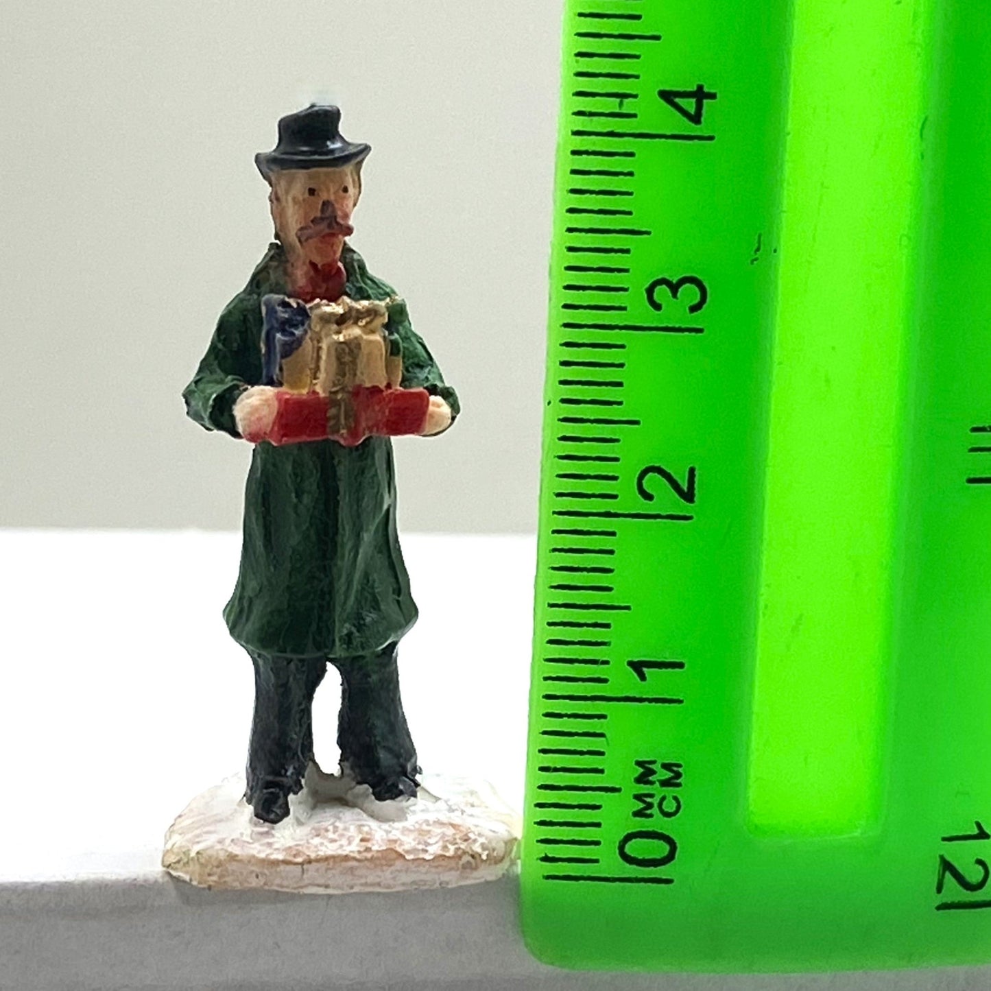 Innenmodell „Butler mit Geschenken“ - 20 x 43 mm - Schneekugelhaus