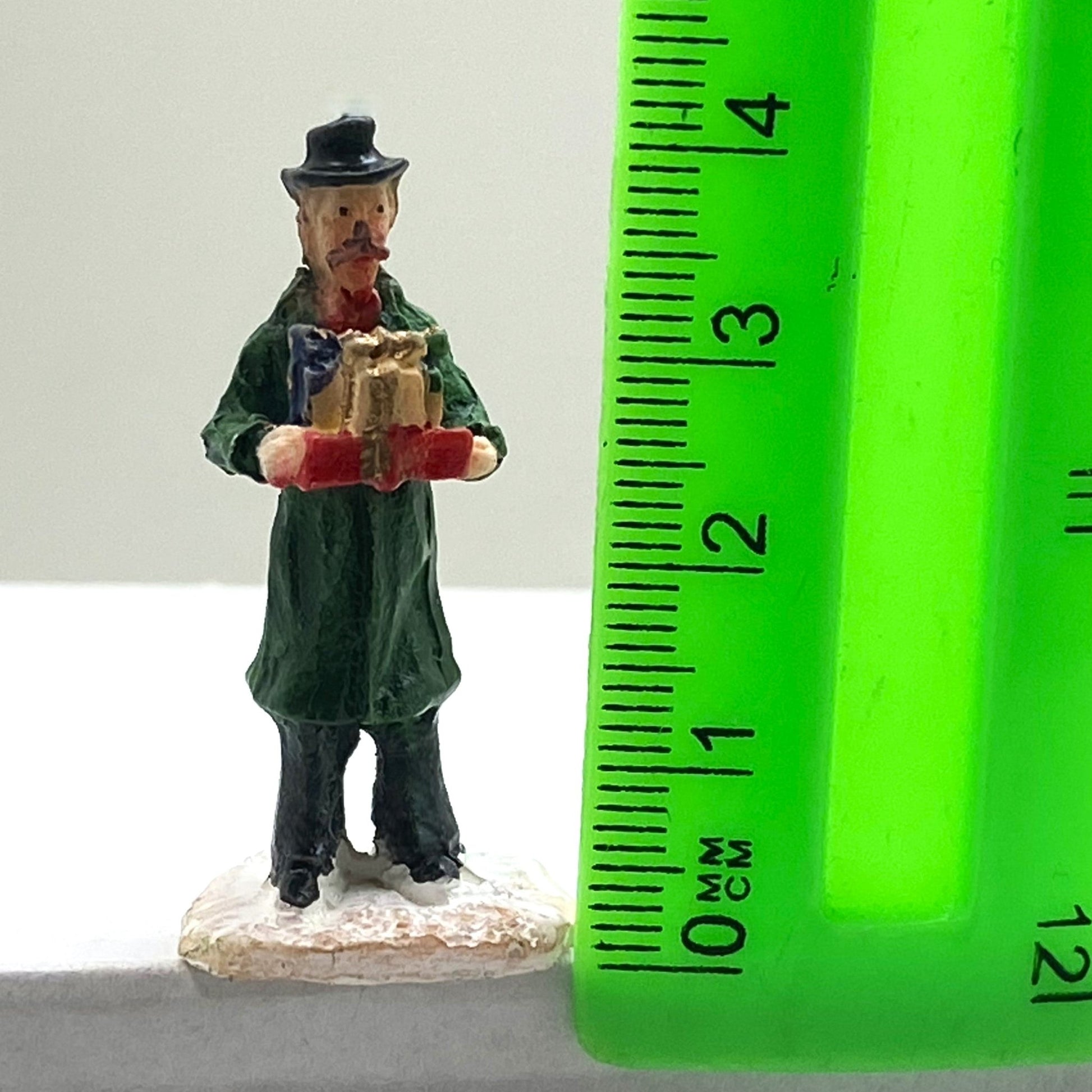 Innenmodell „Butler mit Geschenken“ - 20 x 43 mm - Schneekugelhaus