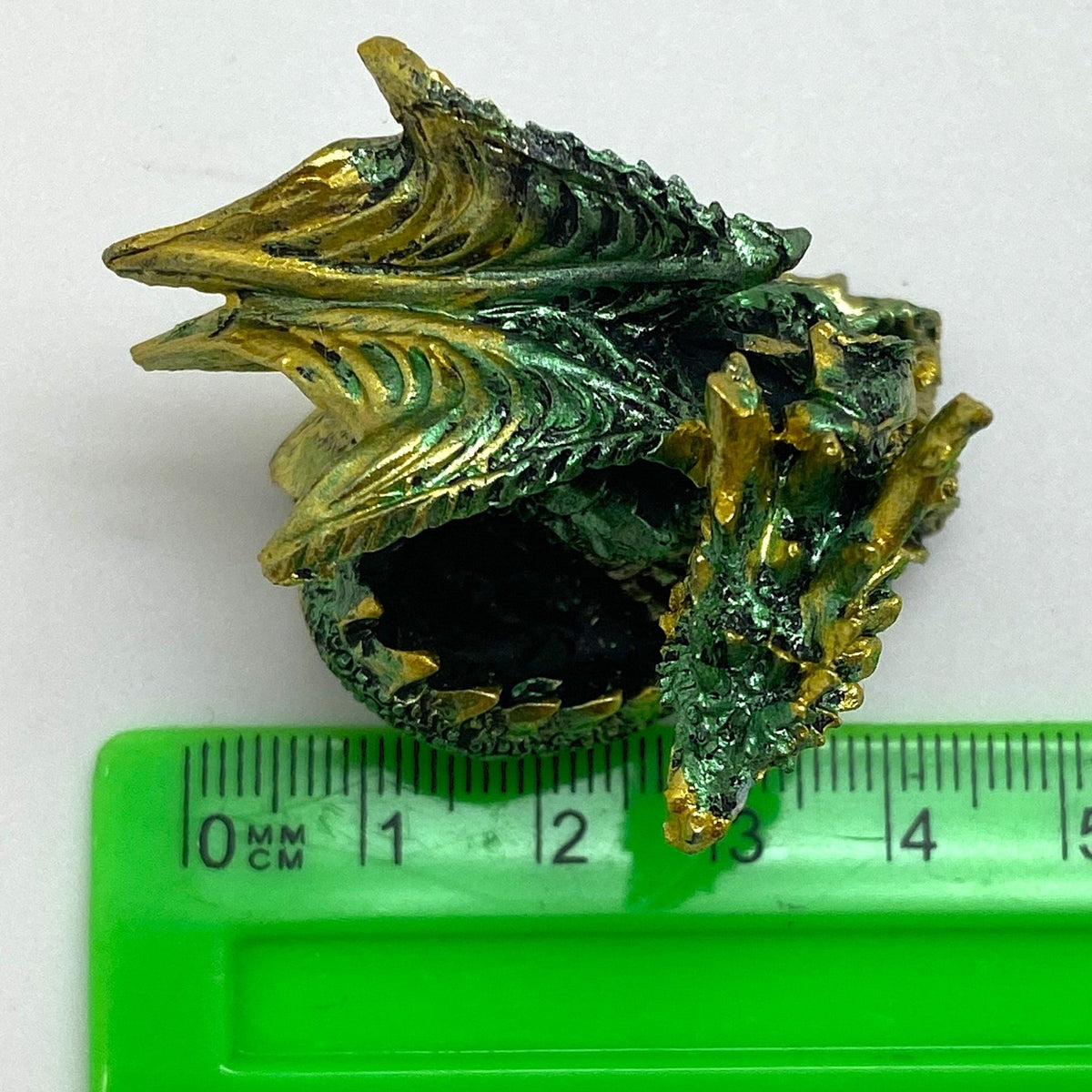 Innenmodell gold grün Drache "aufrecht sitzend" - 50 x 55 mm - Schneekugelhaus
