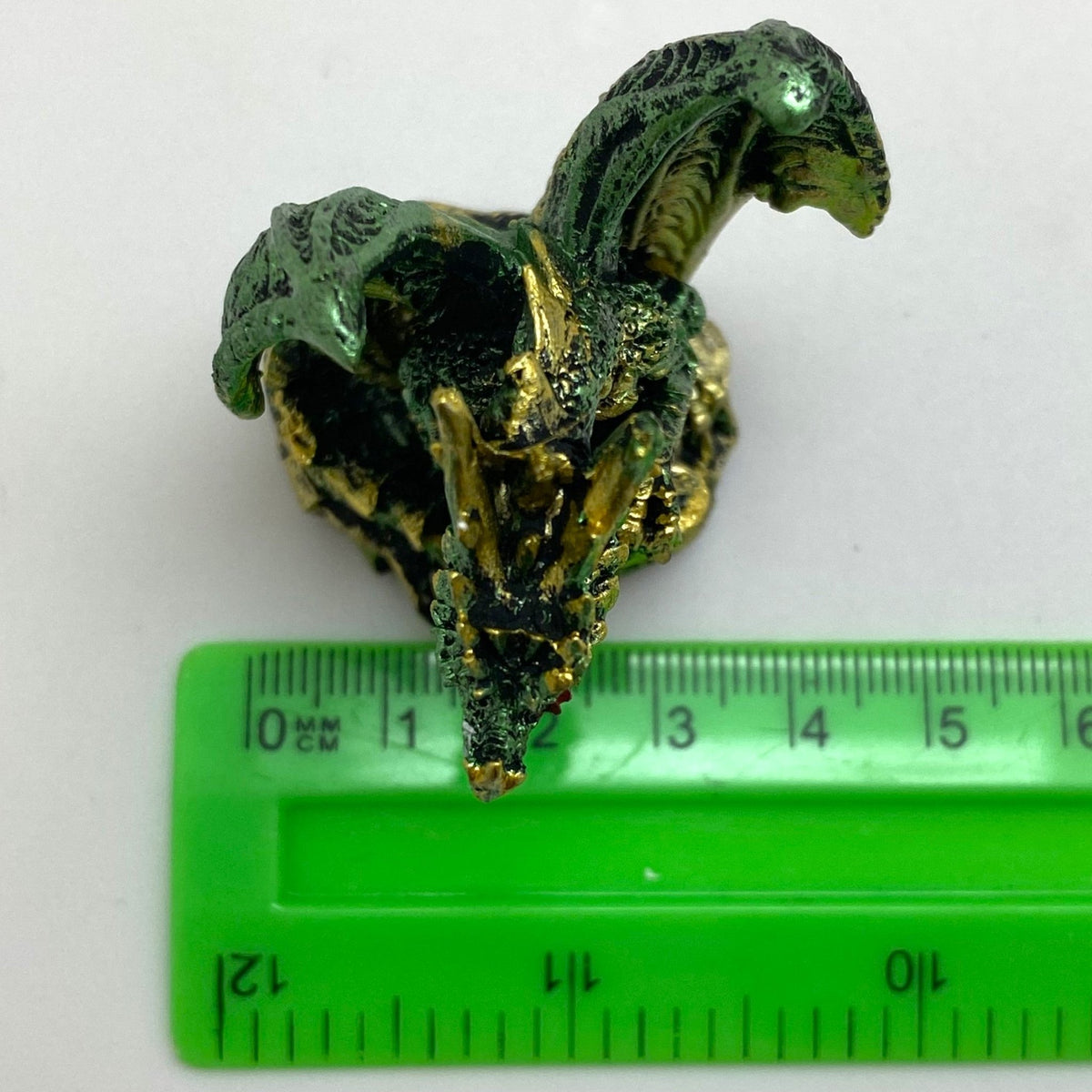 Innenmodell gold grün Drache "Kralle auf Stein" - 50 x 55 mm - Schneekugelhaus