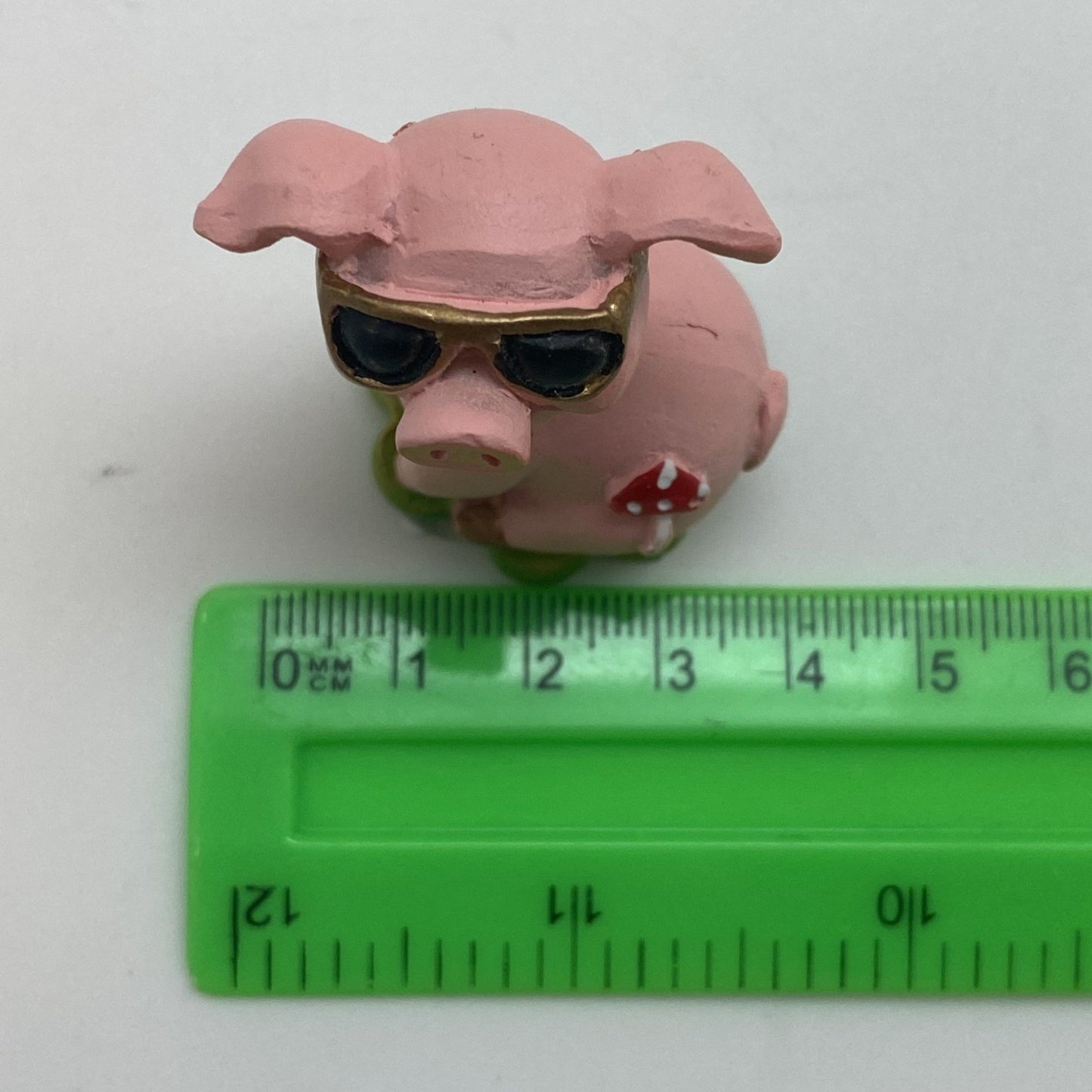 Innenmodell "Schwein mit Fliegenpilz-Marke" - 40 x 45 mm - Schneekugelhaus