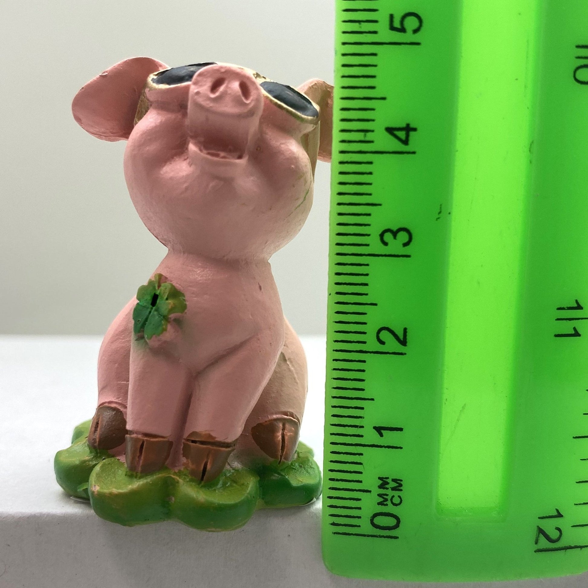 Innenmodell "Schwein mit Kleeblatt-Brosche" - 40 x 45 mm - Schneekugelhaus