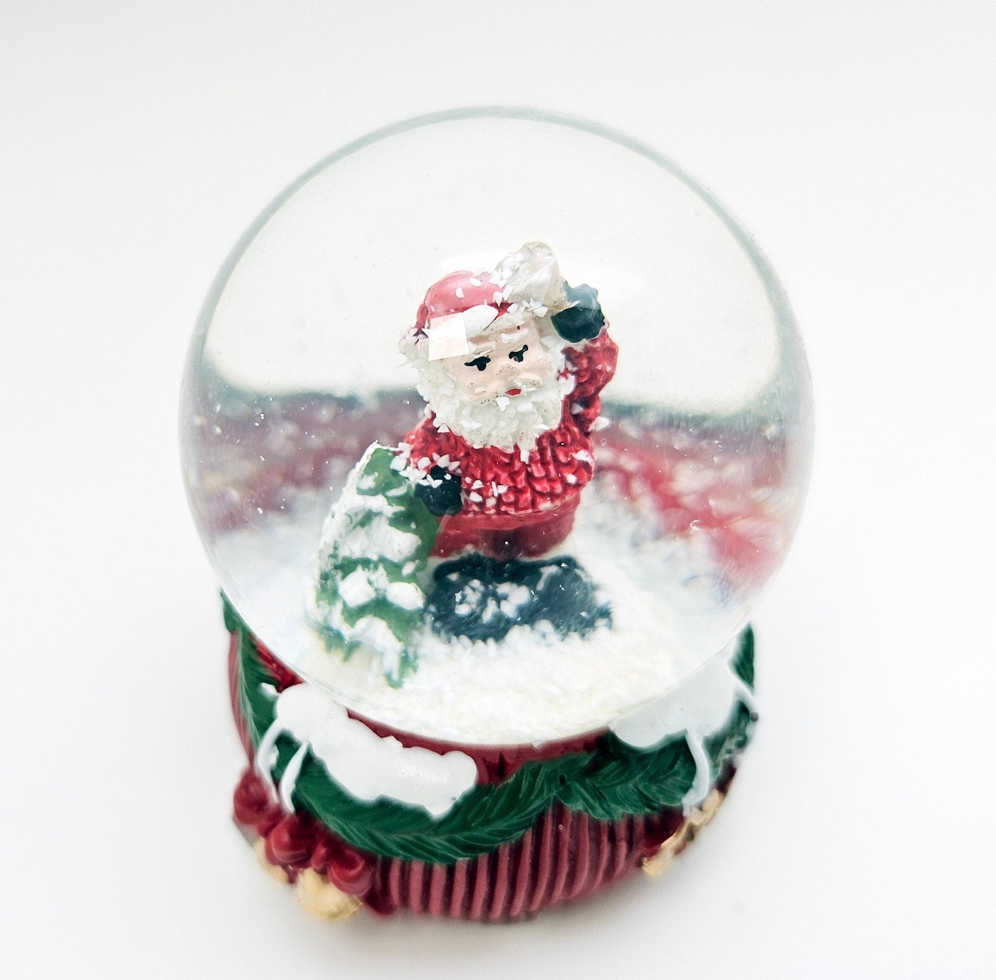Mini - Schneekugeln Weihnachtsmann auf Deko - Sockel 45mm Durchmesser - Schneekugelhaus