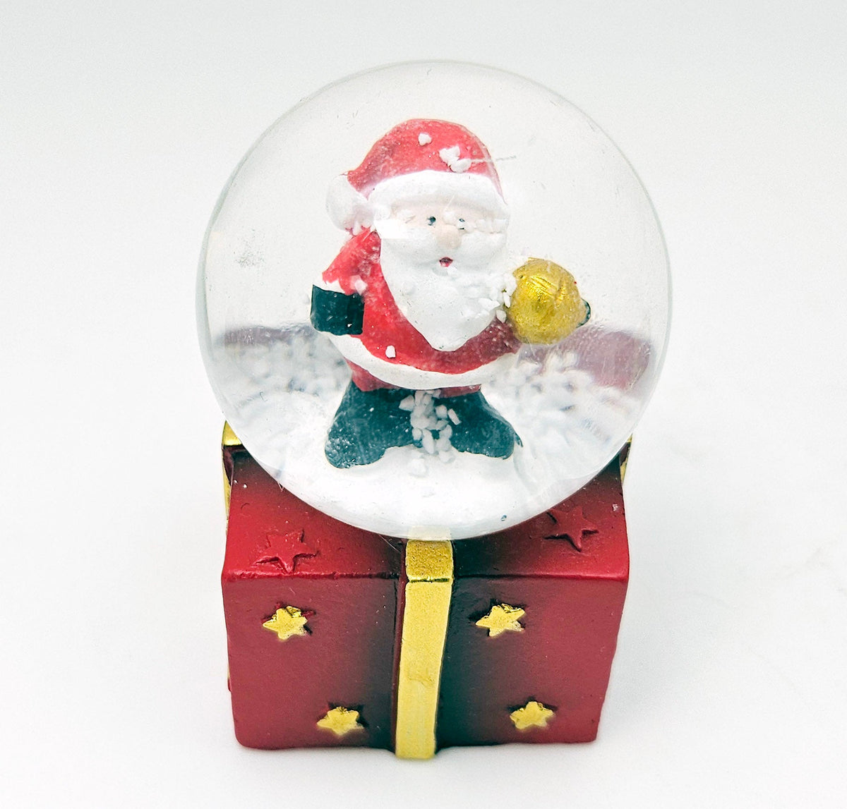 Mini - Schneekugeln Weihnachtsmann Kugel auf Geschenke - Sockel 45mm Durchmesser - Schneekugelhaus