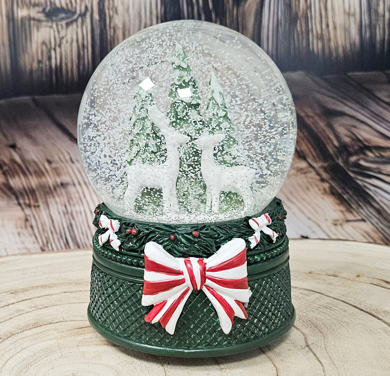 Nostalgische Schneekugel 2 Rehe Weihnachtsdekor grün 100 mm Durchmesser mit Spieluhr - Schneekugelhaus