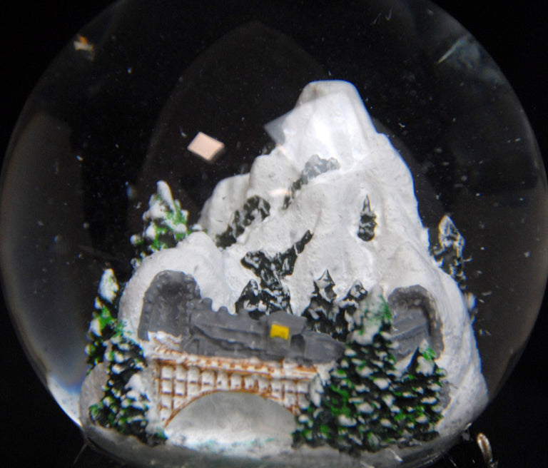 Nostalgische Schneekugel Berg mit Brücke Winterlandschaft blauer Rand 100 mm Durchmesser mit Spieluhr - Schneekugelhaus