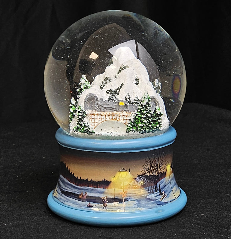 Nostalgische Schneekugel Berg mit Brücke Winterlandschaft blauer Rand 100 mm Durchmesser mit Spieluhr - Schneekugelhaus